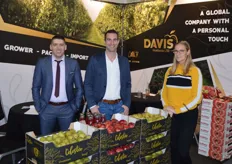 Jakov Kovac van De Jong uit Leerbroek, Wilm en Kardine  Koemans van Davis Europe maakten promotie voor Celestée Conference peren en Jonaprince appels. Ook was er aandacht voor de Redlove appels en sappen.